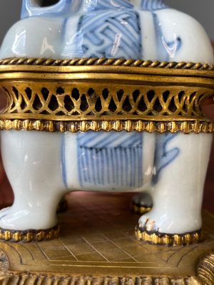 Brûle-parfum en porcelaine de Chine en bleu et blanc en forme de Luduan aux montures en bronze doré, Wanli — photo 10