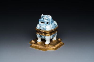 Brûle-parfum en porcelaine de Chine en bleu et blanc en forme de Luduan aux montures en bronze doré, Wanli