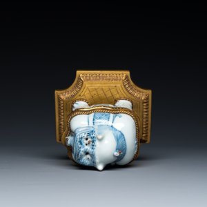 Brûle-parfum en porcelaine de Chine en bleu et blanc en forme de Luduan aux montures en bronze doré, Wanli — photo 6