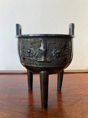 Brûle-parfum tripod en bronze à décor de masques taotie, Chine, Ming — photo 1