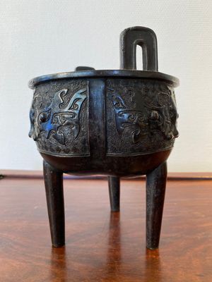 Brûle-parfum tripod en bronze à décor de masques taotie, Chine, Ming — photo 2