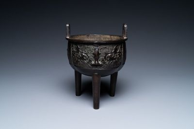 Brûle-parfum tripod en bronze à décor de masques taotie, Chine, Ming