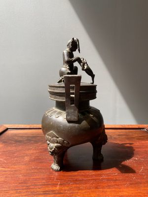 Brûle-parfum tripod en bronze au couvercle figurant Liu Hai et le crapaud, Chine, Yuan — photo 4