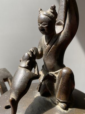Brûle-parfum tripod en bronze au couvercle figurant Liu Hai et le crapaud, Chine, Yuan — photo 6