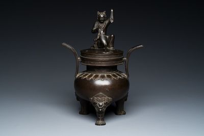 Brûle-parfum tripod en bronze au couvercle figurant Liu Hai et le crapaud, Chine, Yuan