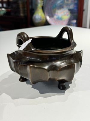 Brûle-parfum tripod en bronze en forme de lotus, marque de Xuande, 18/19ème — photo 2