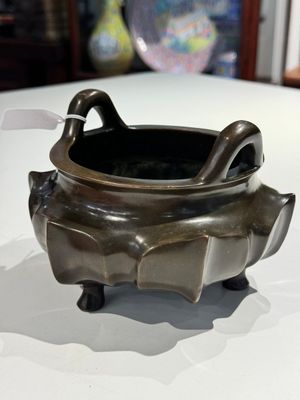 Brûle-parfum tripod en bronze en forme de lotus, marque de Xuande, 18/19ème — photo 3