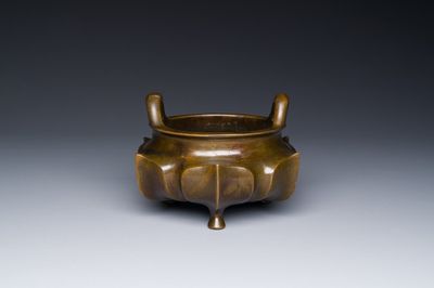 Brûle-parfum tripod en bronze en forme de lotus, marque de Xuande, 18/19ème