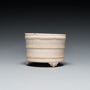 Brûle-parfum tripod en porcelaine blanche de Dehua, Chine, 18ème — photo 2