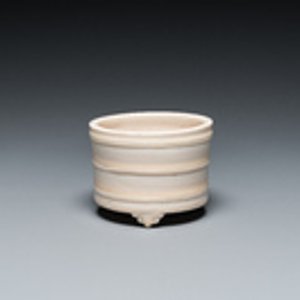 Brûle-parfum tripod en porcelaine blanche de Dehua, Chine, 18ème — photo 7