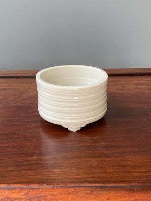 Brûle-parfum tripod en porcelaine blanche de Dehua, Chine, Kangxi — photo 1