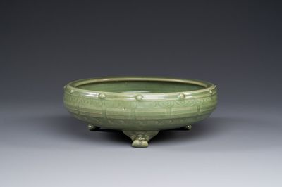Brûle-parfum tripod en porcelaine de Chine céladon de Longquan au socle en bois, Yuan/Ming