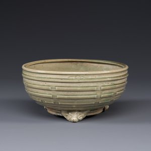 Brûle-parfum tripod en porcelaine de Chine céladon de Longquan, Ming — photo 1