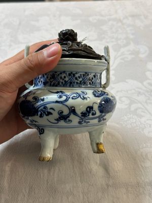 Brûle-parfum tripode en porcelaine de Chine en bleu et blanc à décor floral au couvercle en bois, Ming — photo 1