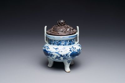 Brûle-parfum tripode en porcelaine de Chine en bleu et blanc à décor floral au couvercle en bois, Ming
