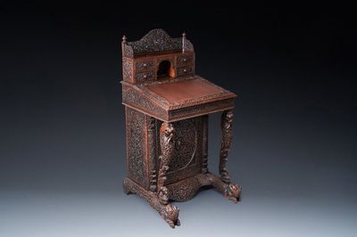 Bureau anglo-indien colonial en bois sculpté au compartiment caché, 19ème