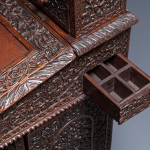 Bureau anglo-indien colonial en bois sculpté au compartiment caché, 19ème — photo 24