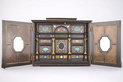 Cabinet de table avec pierres fines, Italie, 19e