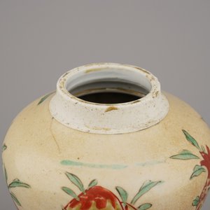 Café-au-lait vaas in Chinees porselein met wucai sanduo versiering, Kangxi, ca 1690 — foto 8