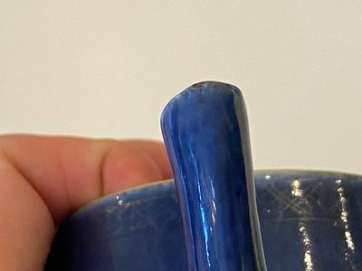 Cafetière couverte en porcelaine de Chine à décor doré sur fond bleu poudré, Kangxi — photo 8