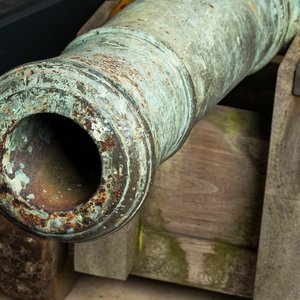 Canon anglais de calibre 80 mm en bronze monogrammé CR pour Charles II d'Angleterre (1630-1685), daté 1665 — photo 8