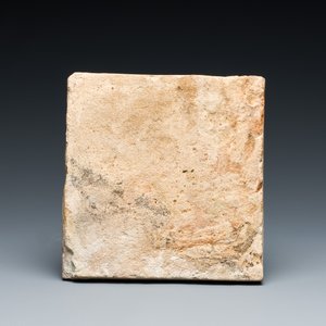 Carreau à décor d'un soldat dans un médaillon en majolique polychrome, Pays-Bas, fin du 16ème — photo 2