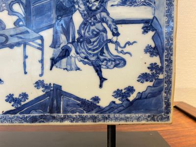 Carreau de forme rectangulaire en porcelaine de Chine en bleu et blanc à décor d'une décapitation, Kangxi — photo 11