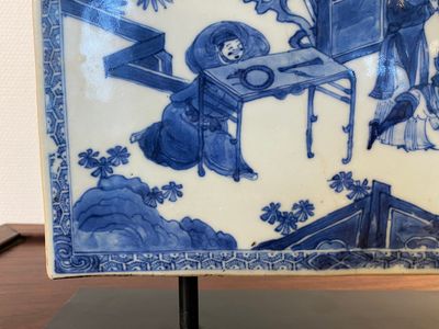 Carreau de forme rectangulaire en porcelaine de Chine en bleu et blanc à décor d'une décapitation, Kangxi — photo 12