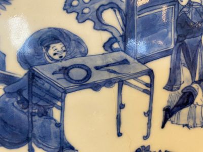 Carreau de forme rectangulaire en porcelaine de Chine en bleu et blanc à décor d'une décapitation, Kangxi — photo 13