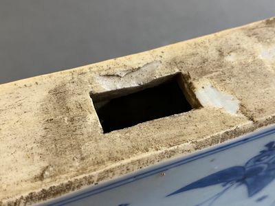 Carreau de forme rectangulaire en porcelaine de Chine en bleu et blanc à décor d'une décapitation, Kangxi — photo 19