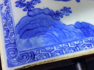 Carreau de forme rectangulaire en porcelaine de Chine en bleu et blanc à décor d'une décapitation, Kangxi — photo 20