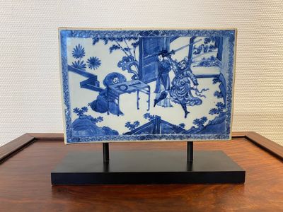 Carreau de forme rectangulaire en porcelaine de Chine en bleu et blanc à décor d'une décapitation, Kangxi — photo 3