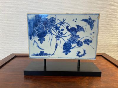 Carreau de forme rectangulaire en porcelaine de Chine en bleu et blanc à décor d'une décapitation, Kangxi — photo 5