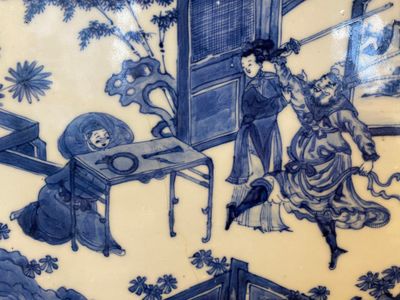 Carreau de forme rectangulaire en porcelaine de Chine en bleu et blanc à décor d'une décapitation, Kangxi — photo 9