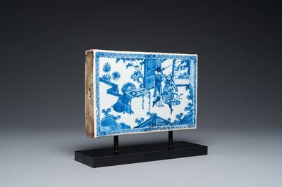Carreau de forme rectangulaire en porcelaine de Chine en bleu et blanc à décor d'une décapitation, Kangxi
