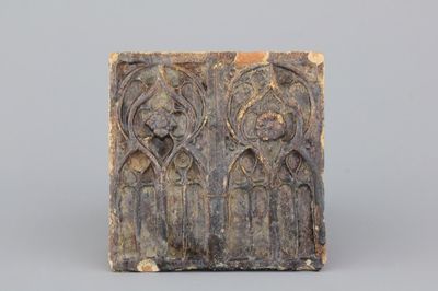 Carreau de poêle architectural allemand, émaillé brun, 16e