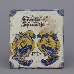 Carreau de poêle armorial allemand, daté 1776, avec inscription — photo 1