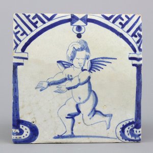 Carreau en faïence de Delft, bleu et blanc, décor d'un putto dressé, 17e — photo 1