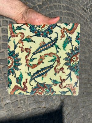 Carreau en faïence d'Iznik à décor de nuages et fleurs, la Turquie, 2ème moitié du 16ème — photo 1