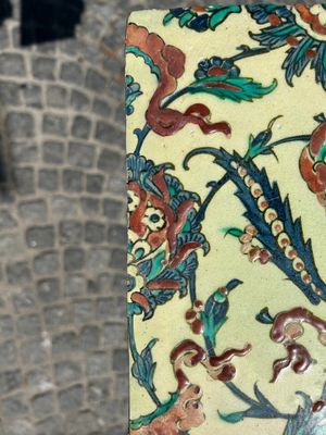 Carreau en faïence d'Iznik à décor de nuages et fleurs, la Turquie, 2ème moitié du 16ème — photo 5