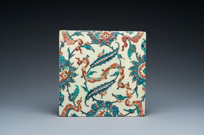 Carreau en faïence d'Iznik à décor de nuages et fleurs, la Turquie, 2ème moitié du 16ème