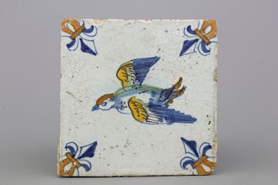 Carreau en faïence polychrome de Delft, décor d'oiseau, 17e