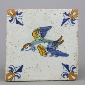 Carreau en faïence polychrome de Delft, décor d'oiseau, 17e — photo 1