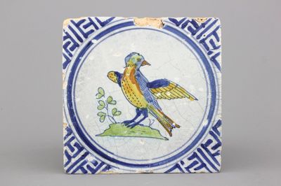 Carreau en faïence polychrome de Delft, décor d'oiseau, 17e