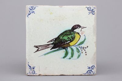 Carreau en faïence polychrome de Delft, décor d'oiseau, 17e