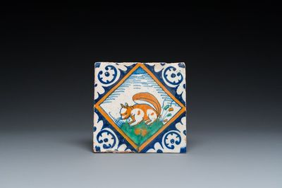 Carreau en majolique polychrome figurant un écureuil, Pays-Bas, ca. 1600