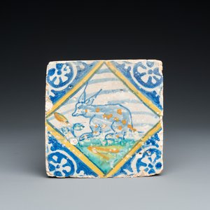 Carreau en majolique polychrome figurant un lapin tacheté, Anvers ou Middelbourg, fin du 16ème — photo 1