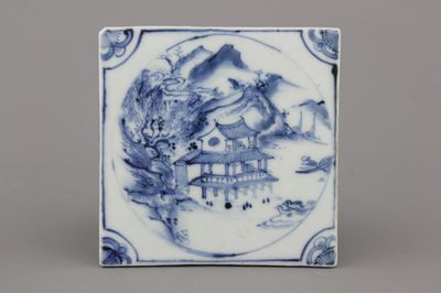 Carreau en porcelaine de Chine, bleu et blanc à décor d'un paysage, 17e-18e