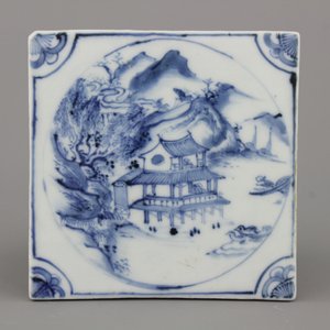 Carreau en porcelaine de Chine, bleu et blanc à décor d'un paysage, 17e-18e — photo 1