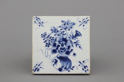 Carreau en porcelaine de Chine, bleu et blanc à décor d'un vase à fleurs, dynastie Ming, 16e-17e
